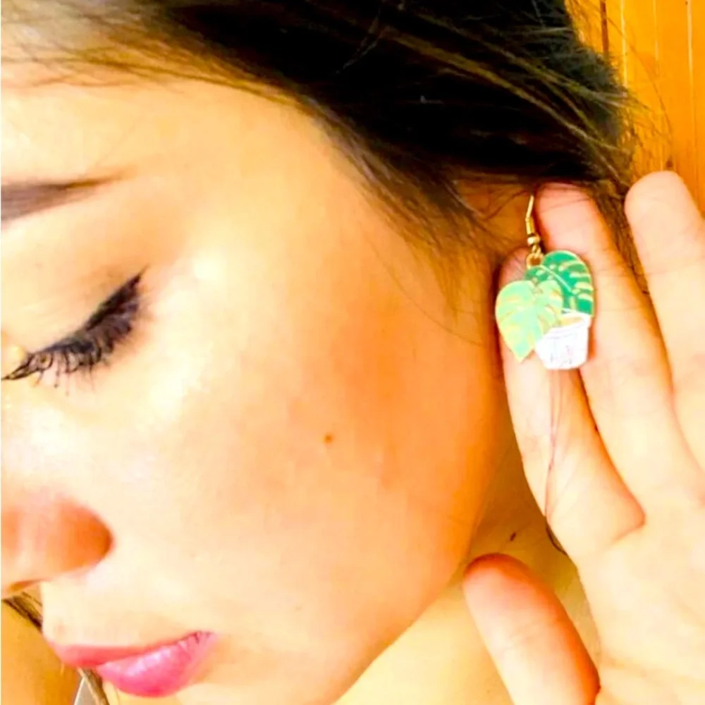 πΏ Plant Lady Beautiful Monstera Leaf Dangle Earrings Green & GoldπΏ - Picture 6 of 10